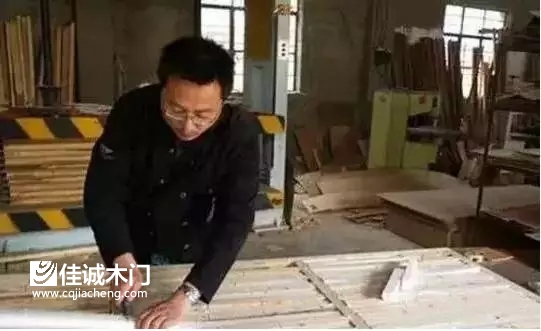 重庆佳诚木门工人工作